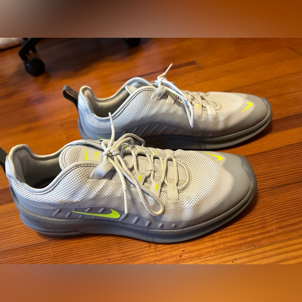 Nike Air - size 9